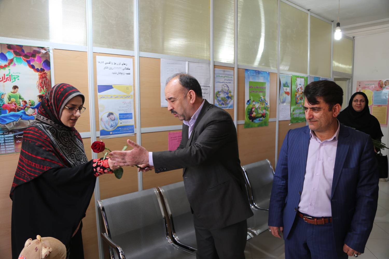 در چهارمین روز از هفته ملی جمعیت معاون بهداشتی دانشگاه علوم پزشکی خراسان شمالی دکتر محمدرضااکبری با حضور در مرکز خدمات جامع سلامت  شهید فیاض بخش بجنورد بااهدای گل از مراجعین باردار این مرکز تجلیل نمودند