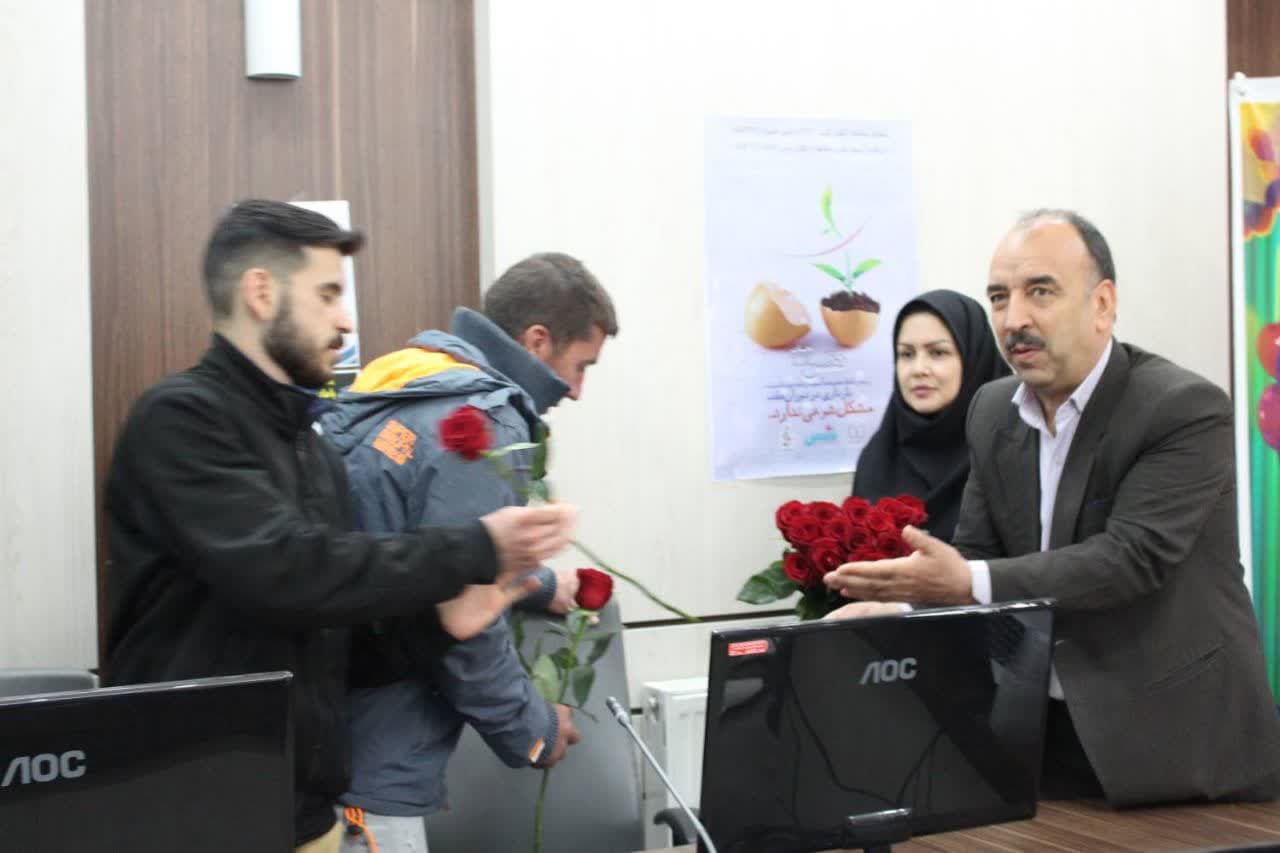 در دومین روز از بزرگداشت هفته ملی جمعیت دکتر محمدرضا اکبری  معاون بهداشتی دانشگاه  از کلاس‌های مشاوره ازدواج مرکز بهداشت حر بازدید و به زوجین شاخه گلی اهدا نمود